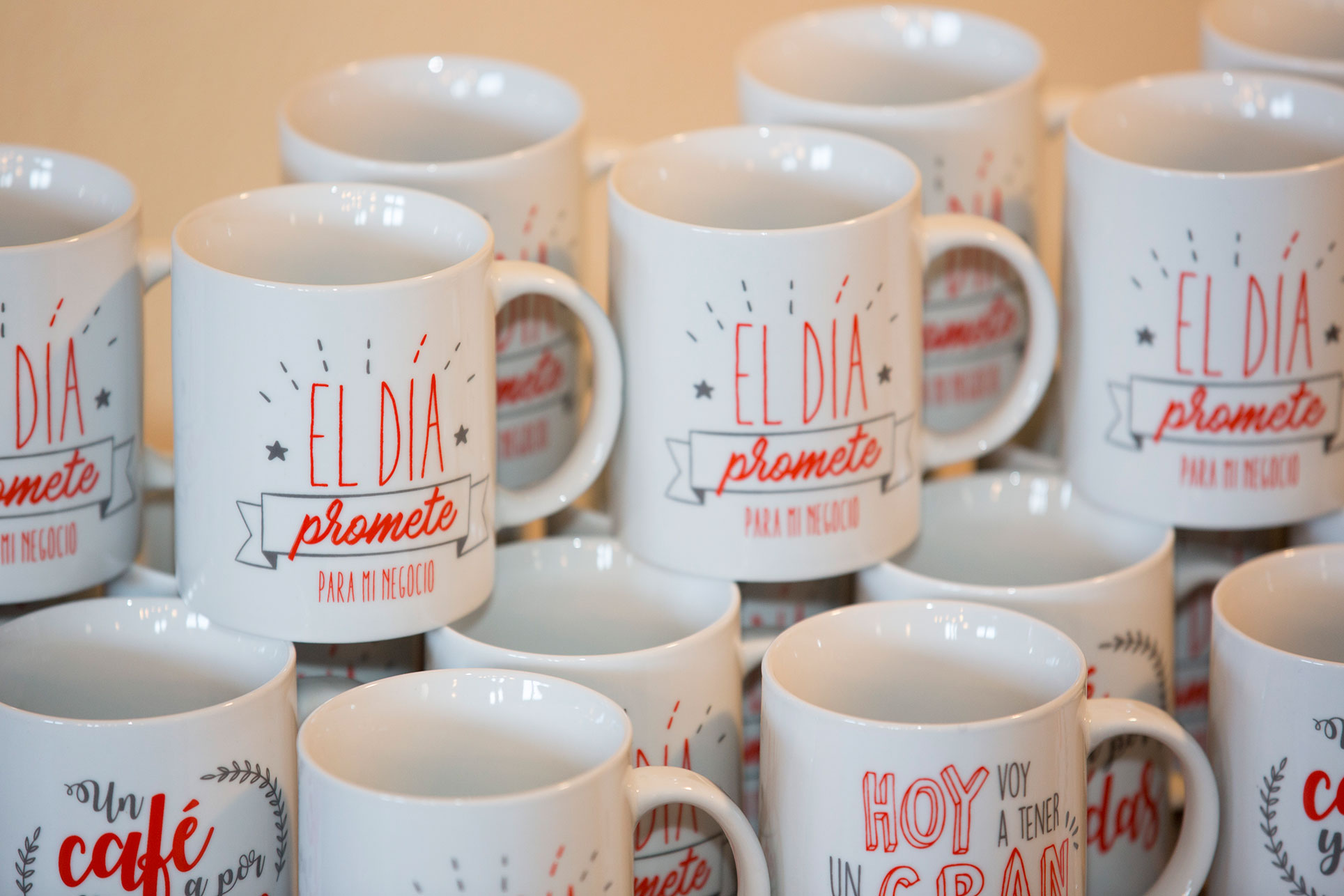 Tasses porcelaine marquage decalcomanie vitrifiable