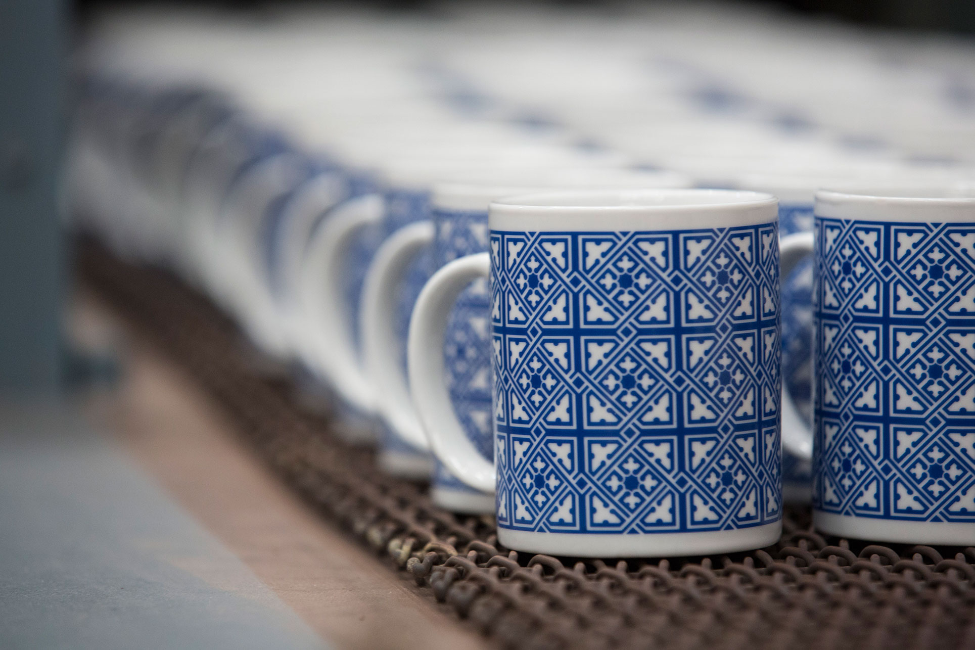 Four en continu avec des tasses mug personnalisées